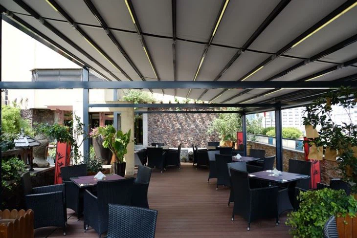 Pergola مدرن Pergola را طراحی می کند که قابل جمع شدن است